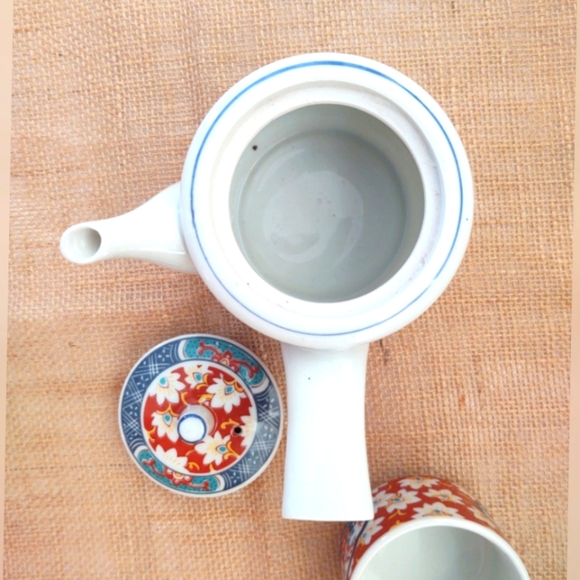 Asian porcelain side handle teapot with two cups. - Picture 3 of 4